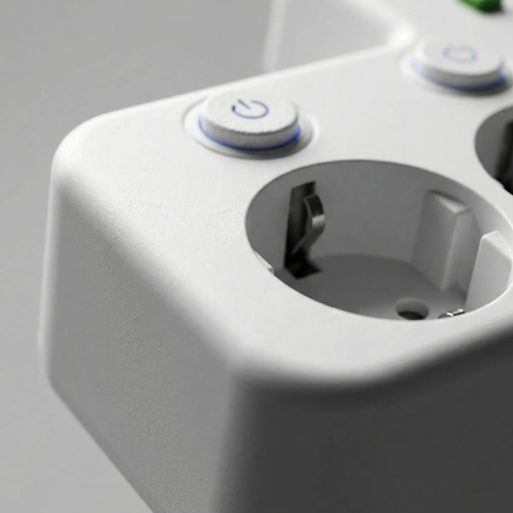 Hvid vægmonteret strømstik med 3 jordede udtag og 2 USB-opladerporte til elektronik.