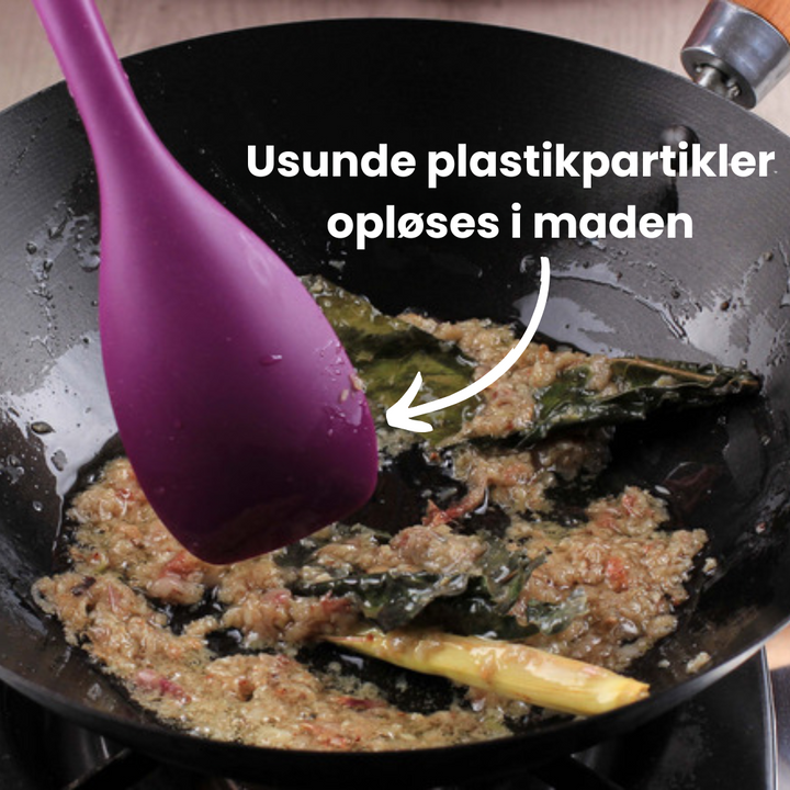 Træredskaber af valnøddetræ i et moderne køkken. Stilfuldt og funktionelt madlavningssæt.
