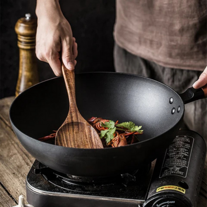 Elegant serveringsske i valnøddetræ. Bæredygtigt, non-toxic køkkenudstyr til ethvert hjem.
