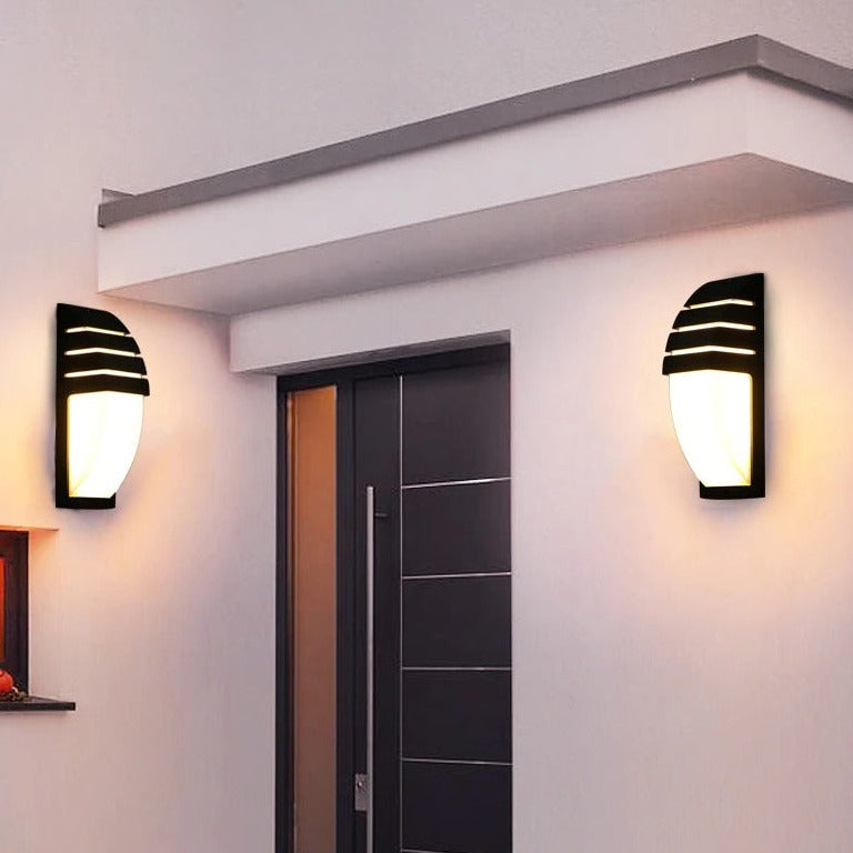Vandtæt LED udendørs væglampe med radar sensor. Moderne design til energieffektiv have- og sikkerhedsbelysning.