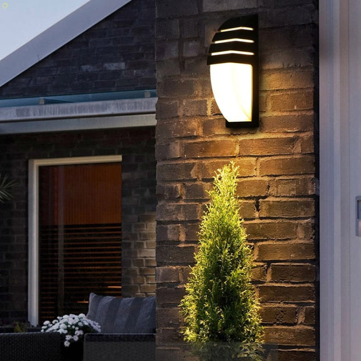 Energieffektiv LED væglampe med bevægelsessensor til udendørs brug. Ideel til terrasse, indgang og indkørsel.