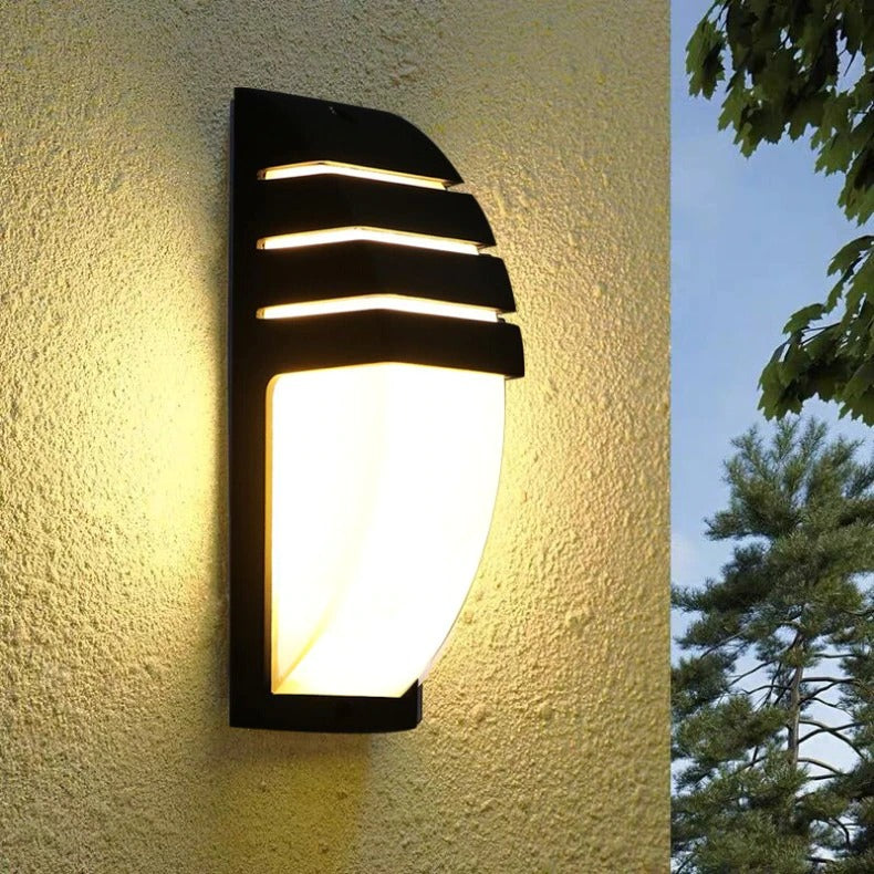 Sort, vejrbestandig udendørslampe med indbygget radar sensor og stærkt LED lys for optimal sikkerhed.