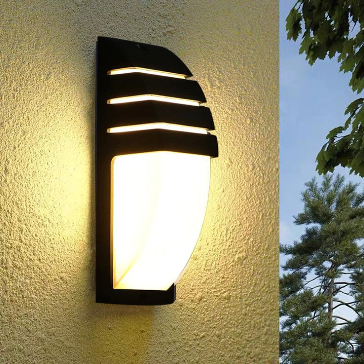 Sort, vejrbestandig udendørslampe med indbygget radar sensor og stærkt LED lys for optimal sikkerhed.
