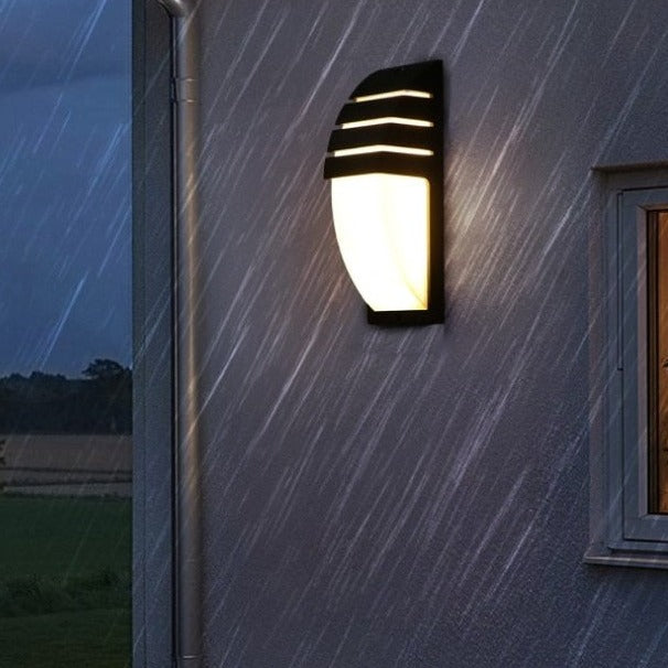 Udendørs LED væglampe, vejrbestandig og energieffektiv, med radar bevægelsessensor for tryg havebelysning.