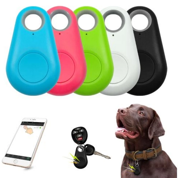 Vandtæt mini GPS-tracker til hunde, fastgjort på halsbånd, for tryg sporing og anti-tab sikkerhed udendørs.