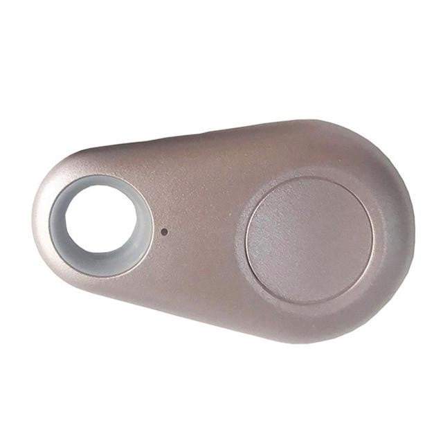 Detaljeret billede af Kæledyrs Smart Mini GPS-Tracker; vandafvisende design, kompakt og klar til Bluetooth.