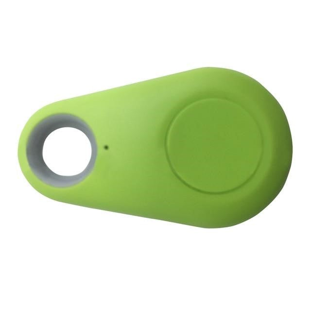 Kæledyrs Smart Mini GPS-tracker i hånden, viser dens kompakte størrelse og brugervenlige design til sikkerhed.