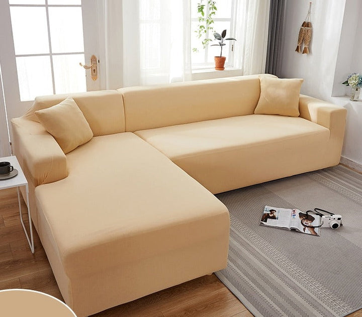 Sofa med et tætsiddende, strækbart sofaovertræk, der giver et rent, nyt look og beskyttelse.
