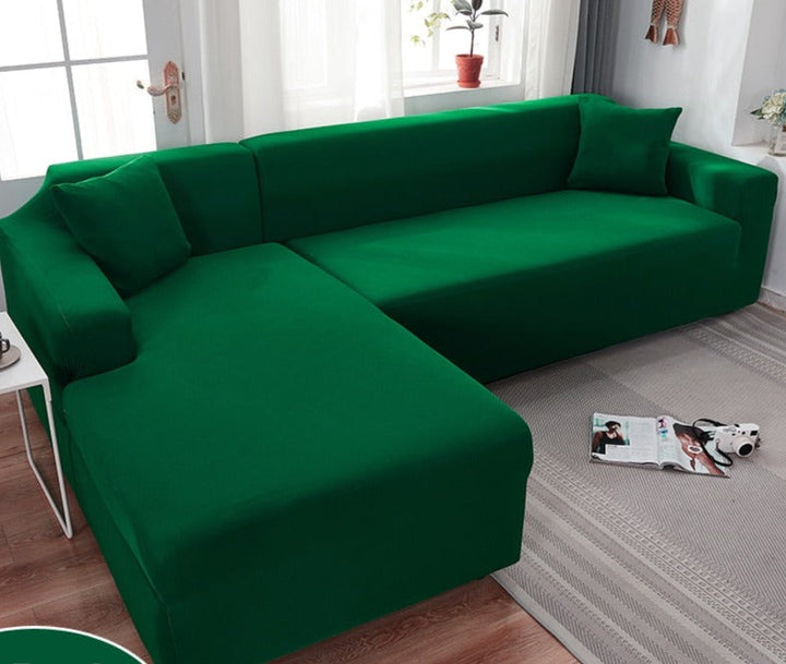 Børn leger trygt på en sofa dækket af et slidstærkt, vandtæt sofaovertræk i polyester.