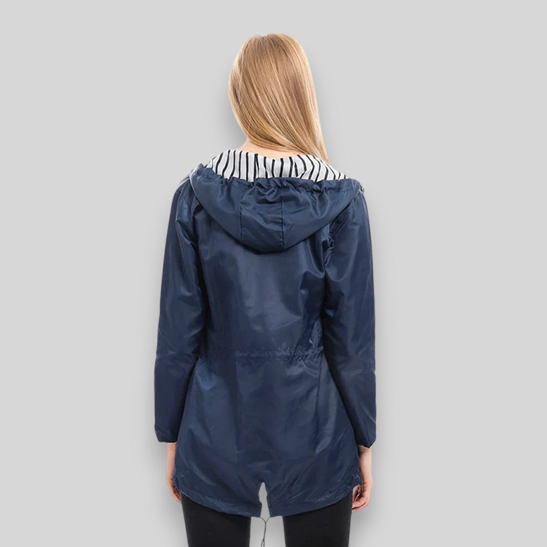 "Vandtæt regnjakke til dame i elegant, lang design. Åndbart materiale i stilfulde nuancer. Perfekt til regnvejrsdage."