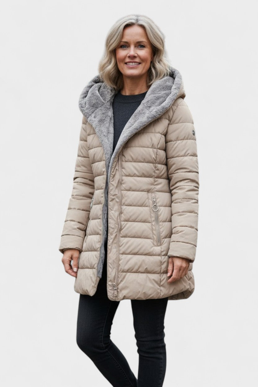 Stilfuld kunstpelsjakke til damer, en varm og elegant tilføjelse til ethvert outfit.