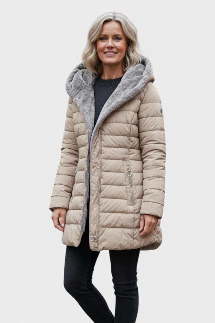 Stilfuld kunstpelsjakke til damer, en varm og elegant tilføjelse til ethvert outfit.