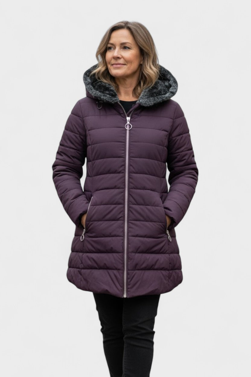 Stilfuld damejakke i kunstpels, designet til varme, komfort og tidløs mode.