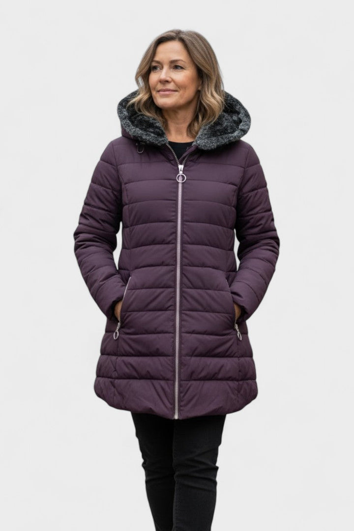 Stilfuld damejakke i kunstpels, designet til varme, komfort og tidløs mode.