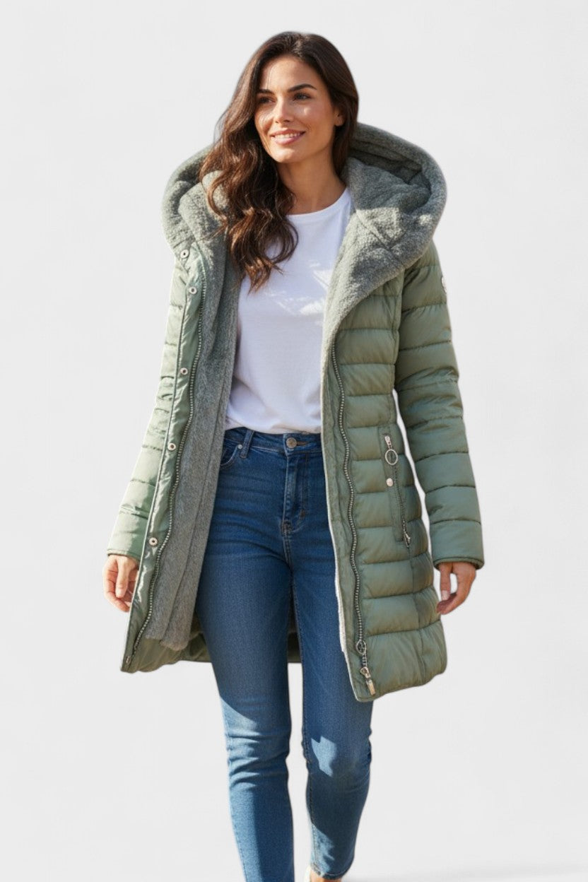 Feminin vinterjakke med blød kunstpels, der sikrer varme og elegant stil for kvinder.