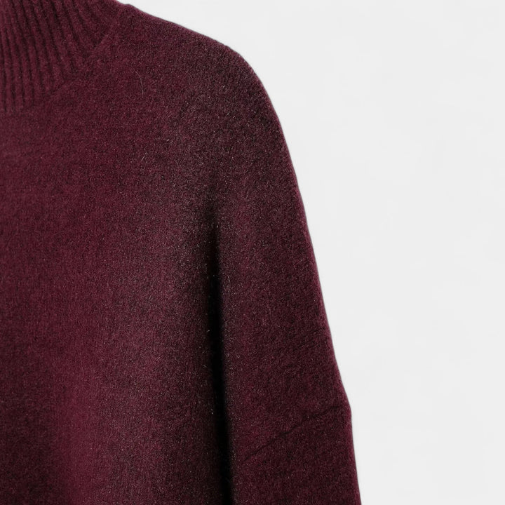 Komfortabel dametrøje med rullekrave. Ideel til efterår og vinter, giver et varmt og elegant look.