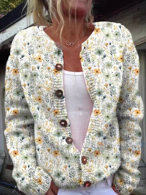 Elegant kvindecardigan med blomstermønster. Perfekt til hverdag og fest, giver varme og stil.