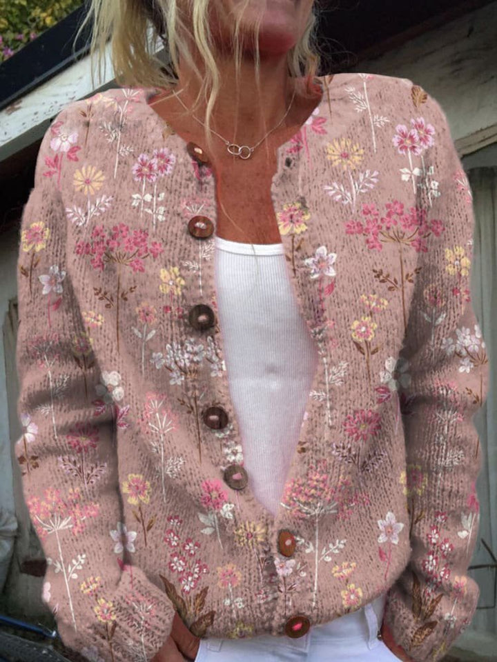 Blomstret strikcardigan til kvinder. Varm og moderne overtøj til efterårs- og vintermode.