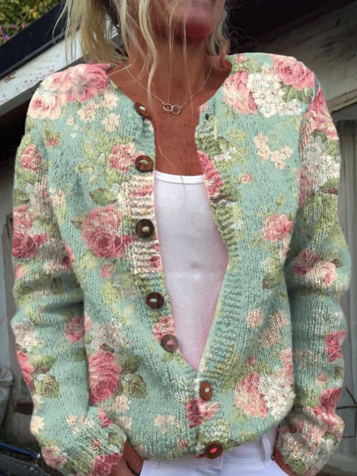 Modebevidst kvindecardigan med løs pasform. Komfortabel strik med smukt blomstermønster.