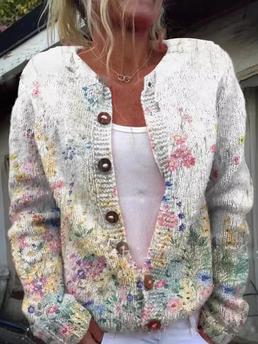 Elegant og varm cardigan til kvinder. Blød strik med unikt blomstermønster, ideel som overtøj.