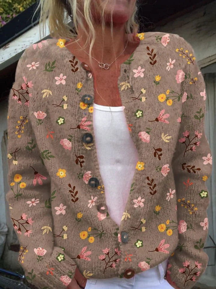 Komfortabel blomstret cardigan til hverdag. Varm strik til kvinder, perfekt til efterårsmode.