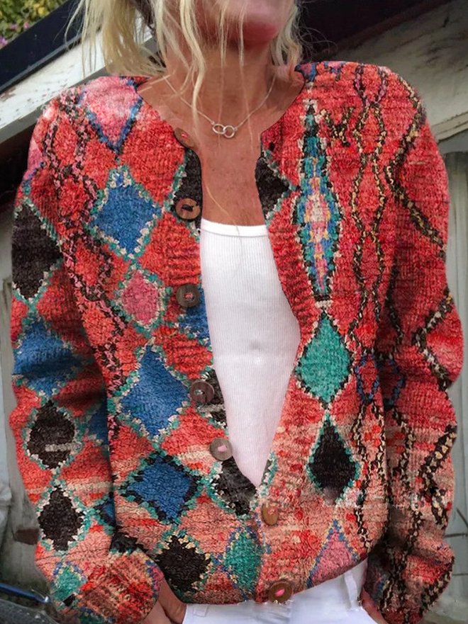 Stilfuld kvindecardigan i varm strik med blomstermønster. Elegant valg til vinterens fester.