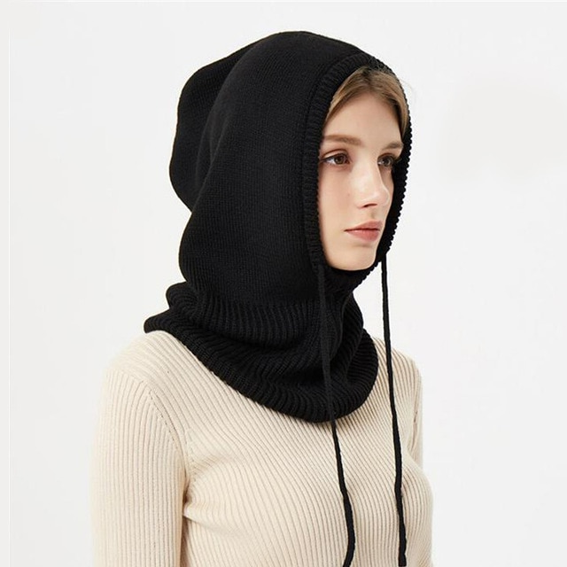 Varm, stilfuld unisex strikket vinterhue i mørk farve, perfekt til kolde dage.