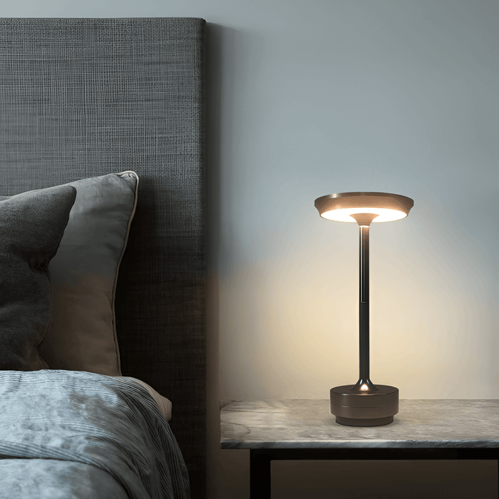 Oplev trådløs frihed med VibeLight bordlampen. Dæmpbar LED skaber stemningsfuldt lys overalt.