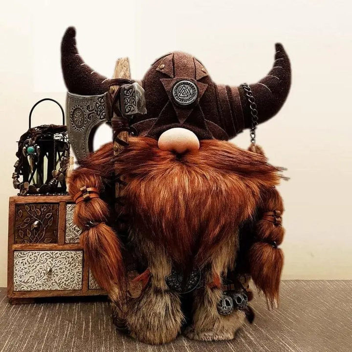 Detaljeret viking kriger bamse, nordisk legetøj inspireret af historie og mytologi. Blødt eventyr for børn.