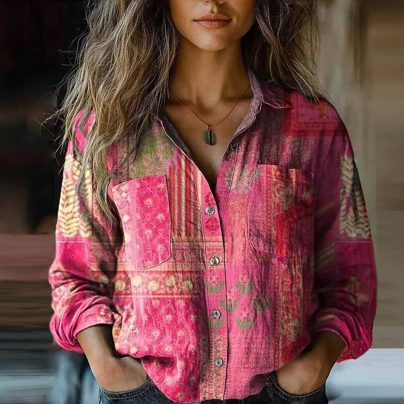 Mønstret vintage bluse til kvinder i afslappet stil. Flerfarvet langærmet top, tidløs og behagelig, også plus size.