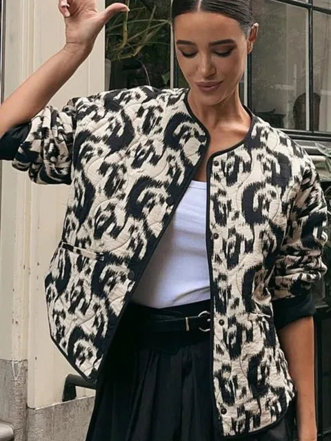 "Vintage blomsterprint jakke til kvinder med lange ærmer, elegant design, i blå og rød, perfekte til stilfuldt efterår"