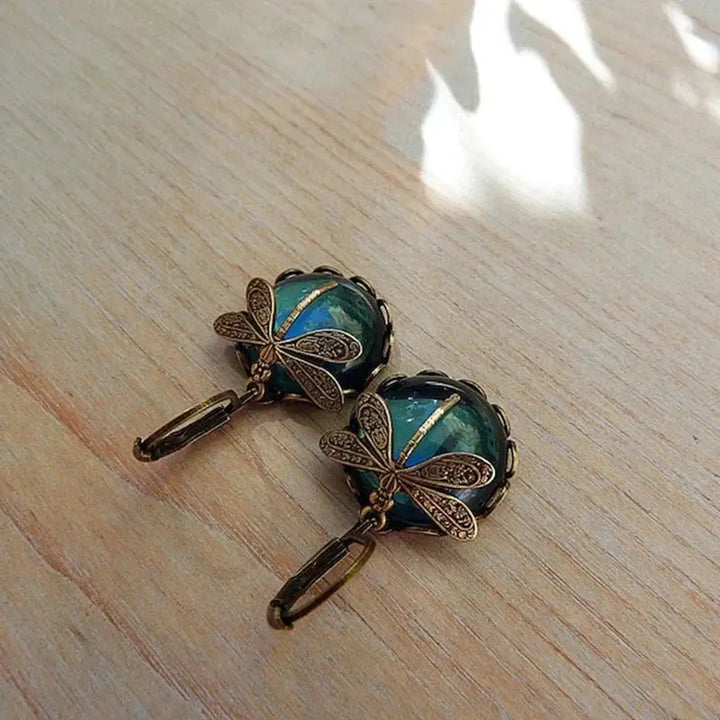 Kvinders vintage øreringe med farvet dråbe. Fine bladdesign smykker til hverdag og fest.