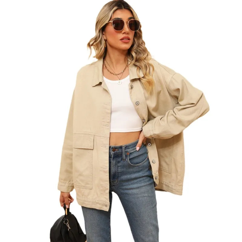 "Vintage denimjakke i retro stil, kvindejakke front view, tidssvarende med moderne twist, autentisk blå farve"