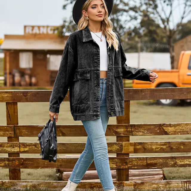 "Vintage denimjakke i retro stil, kvindejakke front view, tidssvarende med moderne twist, autentisk blå farve"