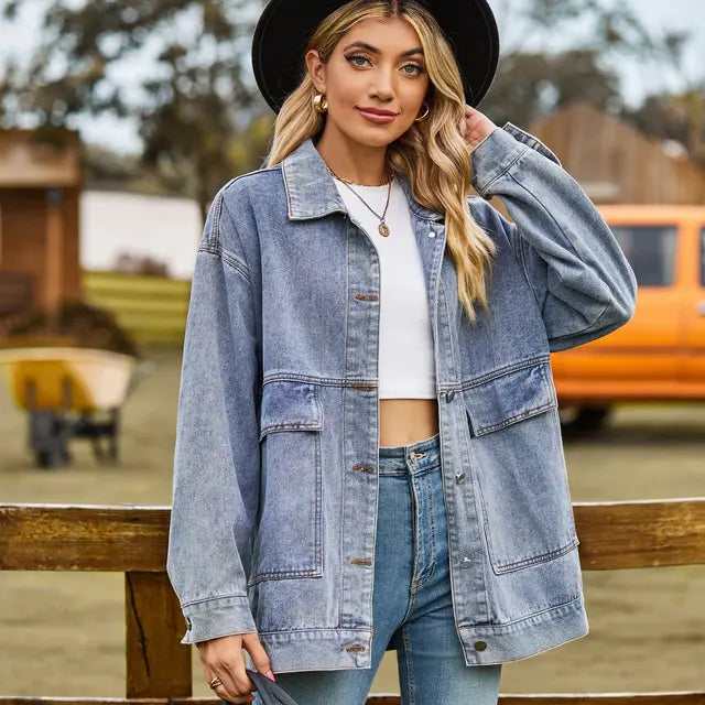 "Vintage denimjakke i retro stil, kvindejakke front view, tidssvarende med moderne twist, autentisk blå farve"