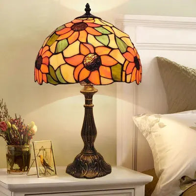 Vintage glasmosaik bordlampe i Tiffany stil med bronze-finish, håndlavet design skaber en varm, tidløs stemning.