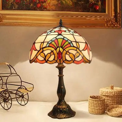 Vintage glasmosaik bordlampe i Tiffany stil med bronze-finish, håndlavet design skaber en varm, tidløs stemning.