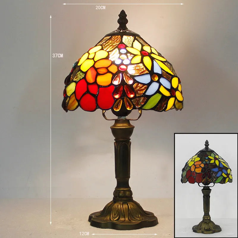 Vintage glasmosaik bordlampe i Tiffany stil med bronze-finish, håndlavet design skaber en varm, tidløs stemning.