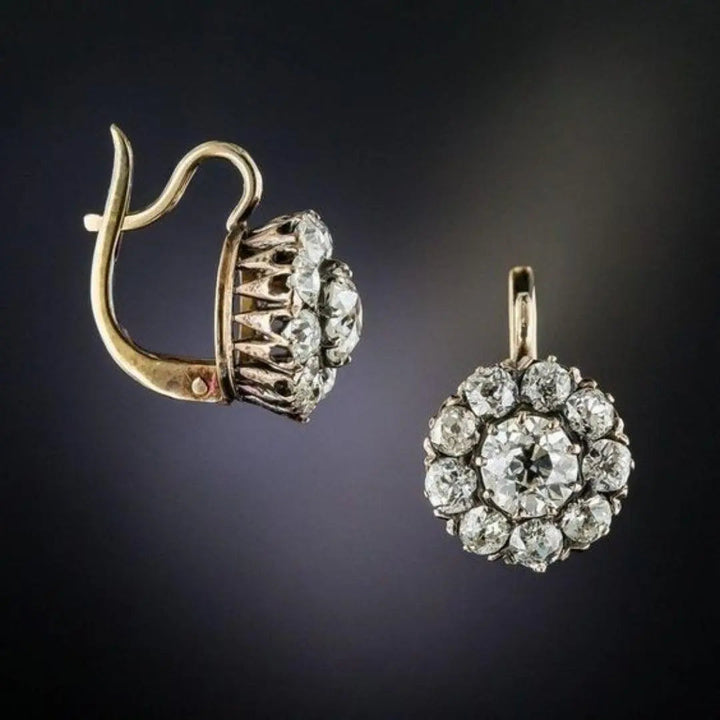 Vintage guldøreringe med funklende krystalblomst til kvinder. Elegante damesmykker til festlige anledninger.