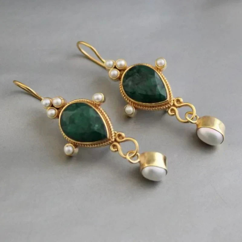 Elegante vintage guld øreringe med mørkeblå sten og perle. Smukke festsmykker til kvinder.