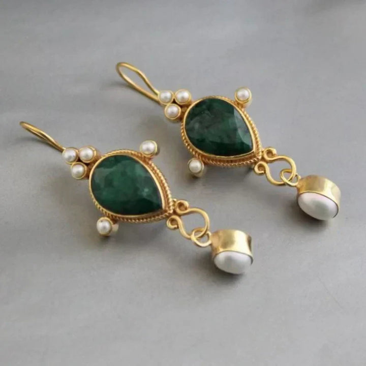 Elegante vintage guld øreringe med mørkeblå sten og perle. Smukke festsmykker til kvinder.
