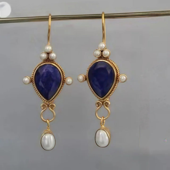 Luksuriøse kvinders vintage guld øreringe med farvet sten og perlevedhæng. Elegante og unikke.