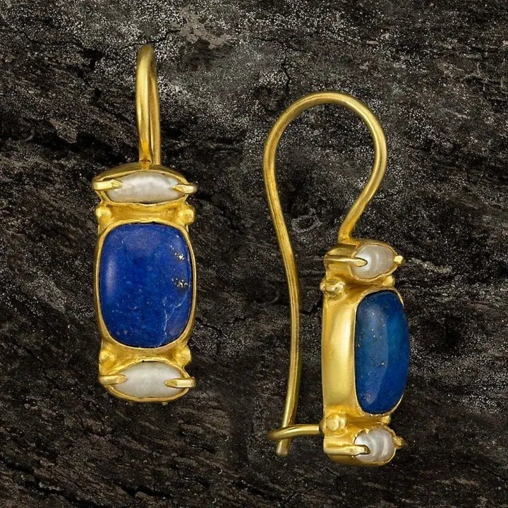Vintage guld øreringe til damer med elegant blå oval sten. Perfekt til fest og klassisk stil.