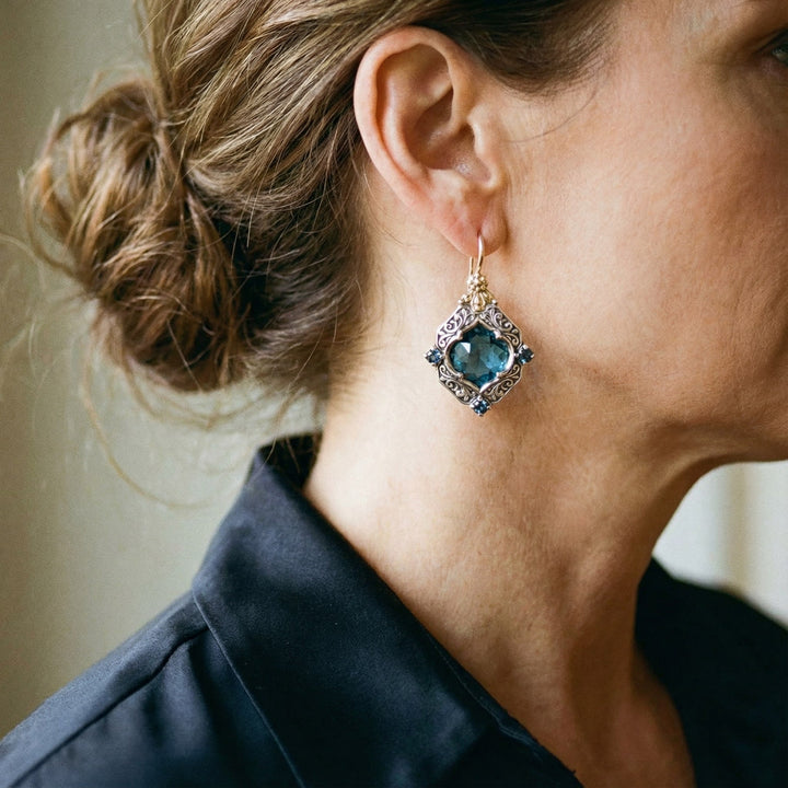 Kvinders statement øreringe i vintage guld med smukke blå krystaller. Perfekte til at tilføje elegance til ethvert outfit.