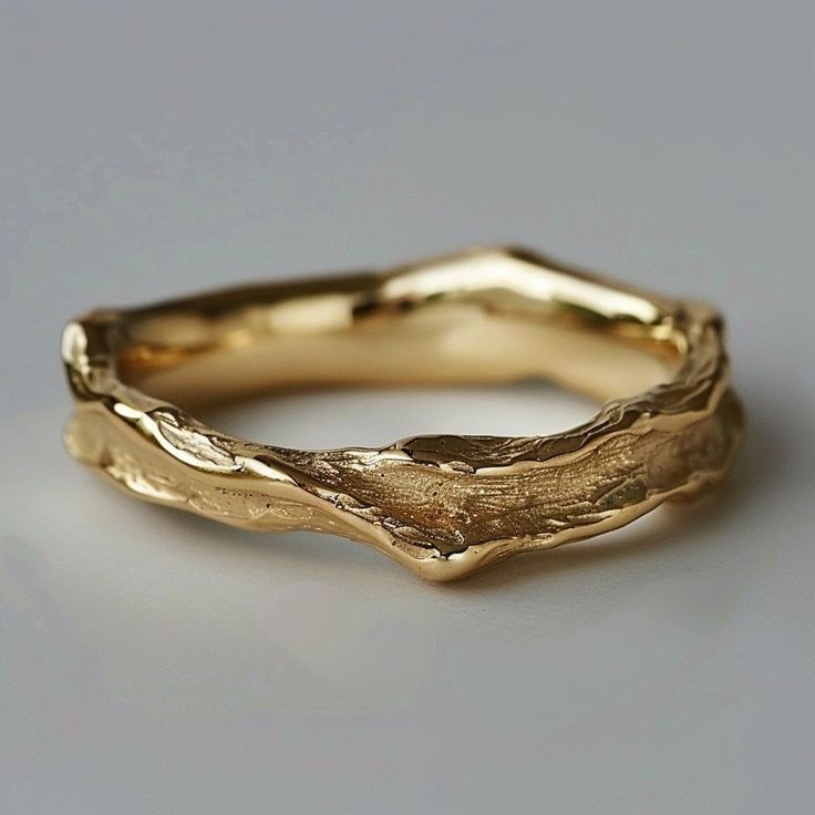Vintage guldring til kvinder med tidløs elegance og håndværk. Klassisk fingerring for et unikt look.