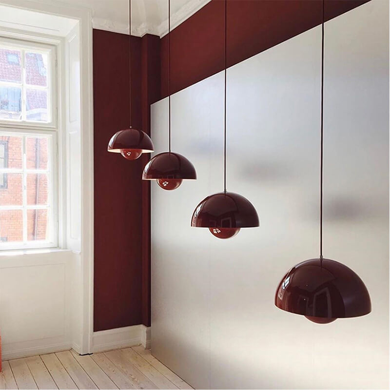 Moderne VividDome loftlampe til indendørs indretning. Elegant designlampe giver stemningsfuld belysning.