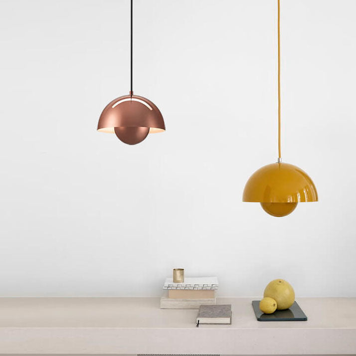 Elegant VividDome loftlampe i moderne halvkugledesign. Skab stemning og belysning i dit hjem.
