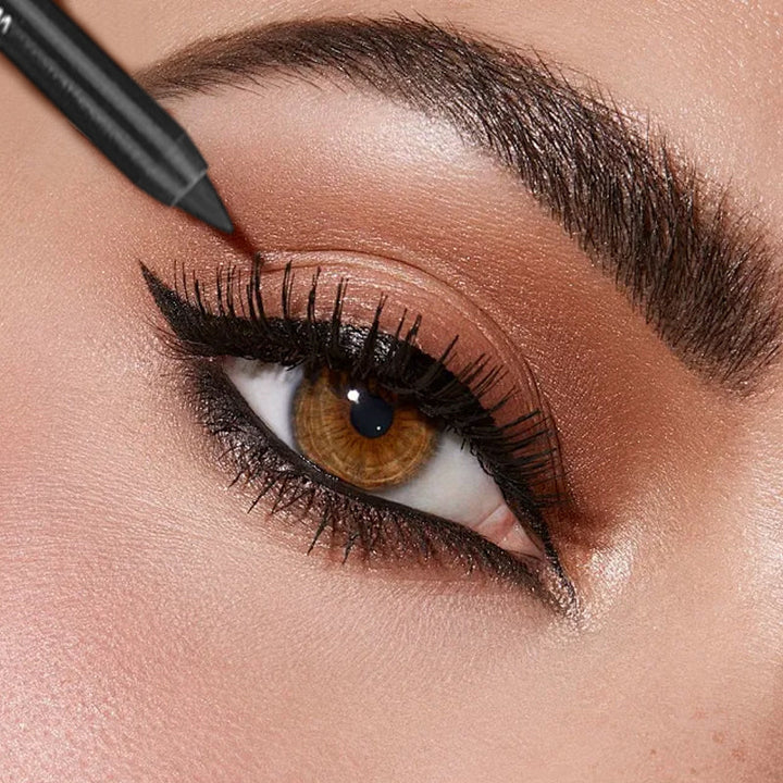 Swatches af VividMuse gel eyelinerens 10 intense farver på hud. Farverig og vandfast kosmetik til øjenmakeup.