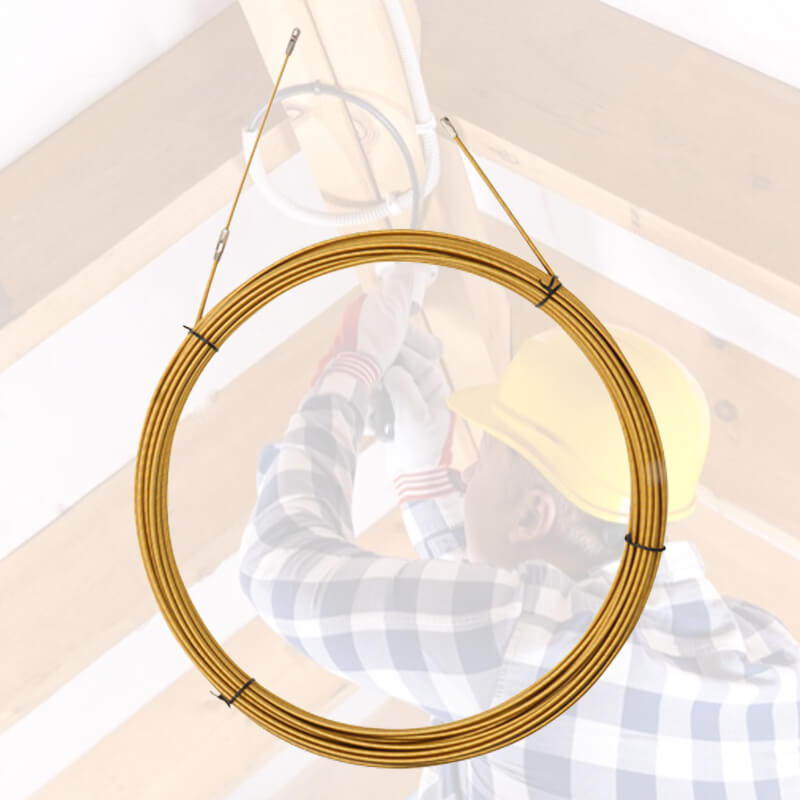 En hånd anvender VoltSure Pro kabeltrækker til glat kabelinstallation. Hurtigt trækkeværktøj.