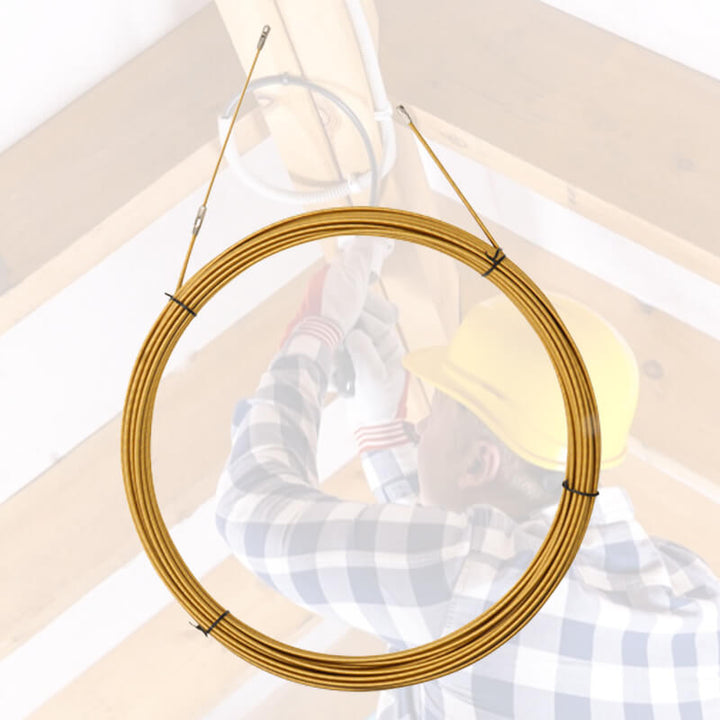 En hånd anvender VoltSure Pro kabeltrækker til glat kabelinstallation. Hurtigt trækkeværktøj.